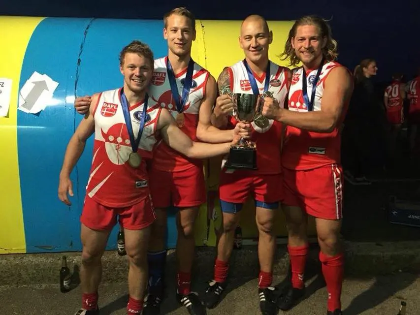 Fire Kangaroos i danske landsholdstrøjer med medaljer og pokal