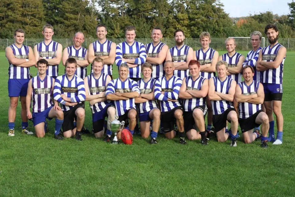 Holdfoto fra dengang Kangaroos spillede i blå og hvide striber